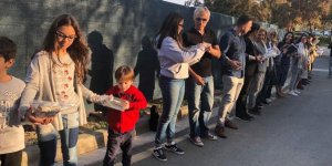 Kitaplar için insan zinciri oluşturdular