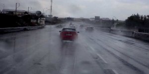 Larnaka'da iş yerlerini su bastı