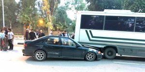 Araç otobüsün altına girdi