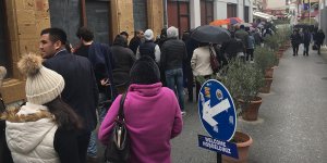 Lokmacı'da yağmur altında noel kuyruğu