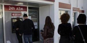 Kıbrıslı Rumlar bankamatiklere akın etti