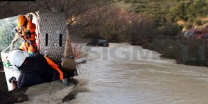 Limasol'da araç sel sularında sürüklendi