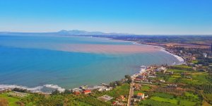 Dereden gelen tonlarca su denizin rengini değiştirdi