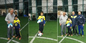 Yıldız futbolcu ayakkabılarını hediye etti