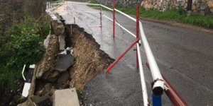 Alsancak'ta yol çöktü