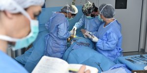 “Sanırım korkuyorum” dedi, ameliyata girdi…  Akciğerdeki kitle 8 saatte alındı