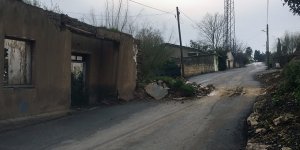 Kerpiç evin duvarı yıkıldı, yol kapandı