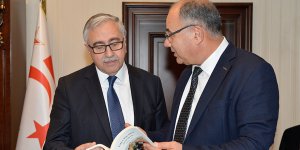 Albayrak, “Varla Yok Arası” isimli kitabını Akıncı'ya takdim etti