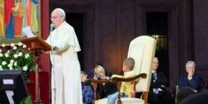 Afacan çocuk Papanın sandalyesine oturdu