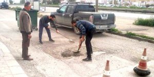 Yoldaki çukuru esnaf kapattı