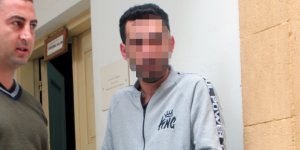 Kız kardeşini para için tehdit etti