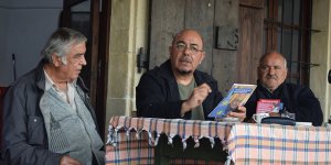 Kızılyürek köyünü ziyaret etti, arkadaşlarıyla kucaklaştı