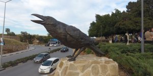 Mağusa’nın sembolü Karga Heykeli törenle açıldı