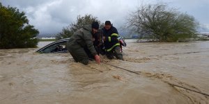 Yollar taştı, araçlar mahsur kaldı