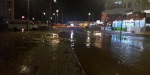 Park yeri sular altında, yol kapatıldı