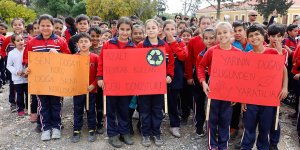 Dikmen'de çocuklar fidan dikti