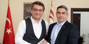 Tomgüsehan, kitabını Başbakan'a sundu