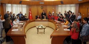 Makamlara çocuklar oturdu