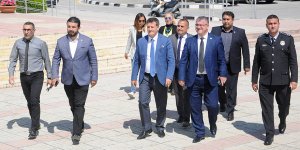 Çiçekle polise gittiler