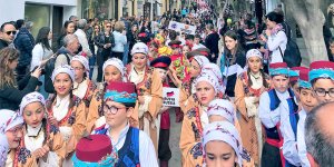 Renkli kortej yürüyüşü ilgi gördü