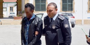 Senegalli geldi, Fransız olarak çıkmak istedi