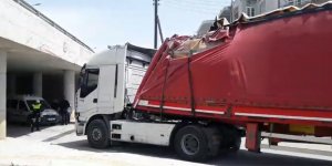 Tır, alt geçitten geçmeye çalışırken takıldı