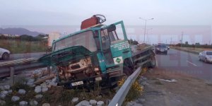 Bariyerlere çarpıp yan kısmı üzerine devrildi