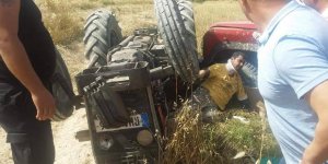 Traktör devrildi, altında kaldı