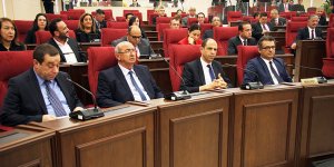 Hükümetin istifasına yönelik tezkere okundu