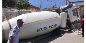 Beton mikseri devrildi