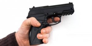 Oyuncak tabanca ile okul bastı