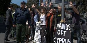 Güney Kıbrıs Meclis önünde protesto