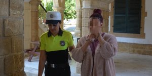 Park halindeki arabaya çarpıp kaçtı