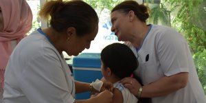 Kız öğrenciler aşılanıyor