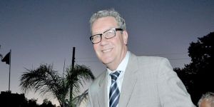 Downer gidişini erteledi