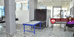 Elini kolunu sallayan giriyor