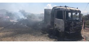 Balya yüklü tır yandı