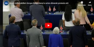 Sırtalarını dönerek protesto ettiler