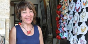 Çiçeklere seramik takılarla hayat veriyor