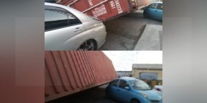 Konteyner devrildi, 3 araç hasar gördü