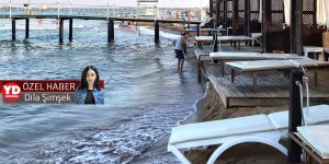 Şezlonglar denizin içinde