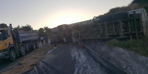 Su tankeri devrildi, yol kapandı: 1 yaralı