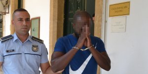 Sahte pasaportla geldi, çıkış yaparken yakalandı