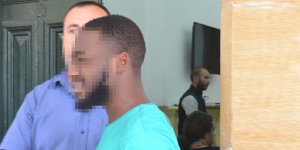 İnşaat demiri ile dövdü