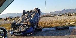 Aydınlatma direğine çarpıp devrildi