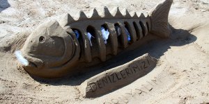 Kumdan heykeller mesaj verdi