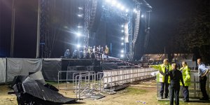 Konserde sahne çöktü, 28 yaralı