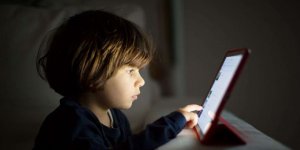 “Çocuklar yatma saatine yakın parlak ekrandan uzak durmalı"