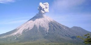 Endonezyada 2 yanardağ faaliyete geçti