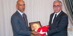 Bayrak ve fotoğraf iade edildi